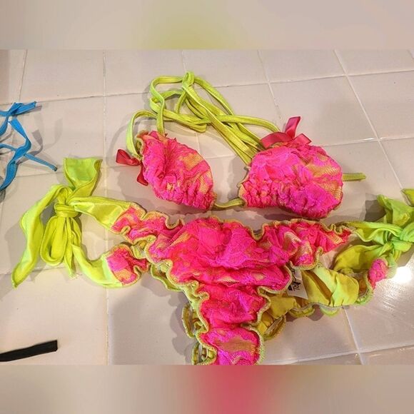 Lot of 20 swimsuits- tops & bottoms - Picture 1 of 10